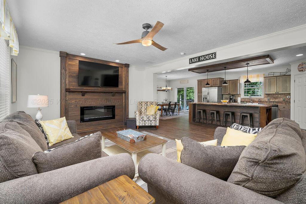 940 E LAKESHORE Dr