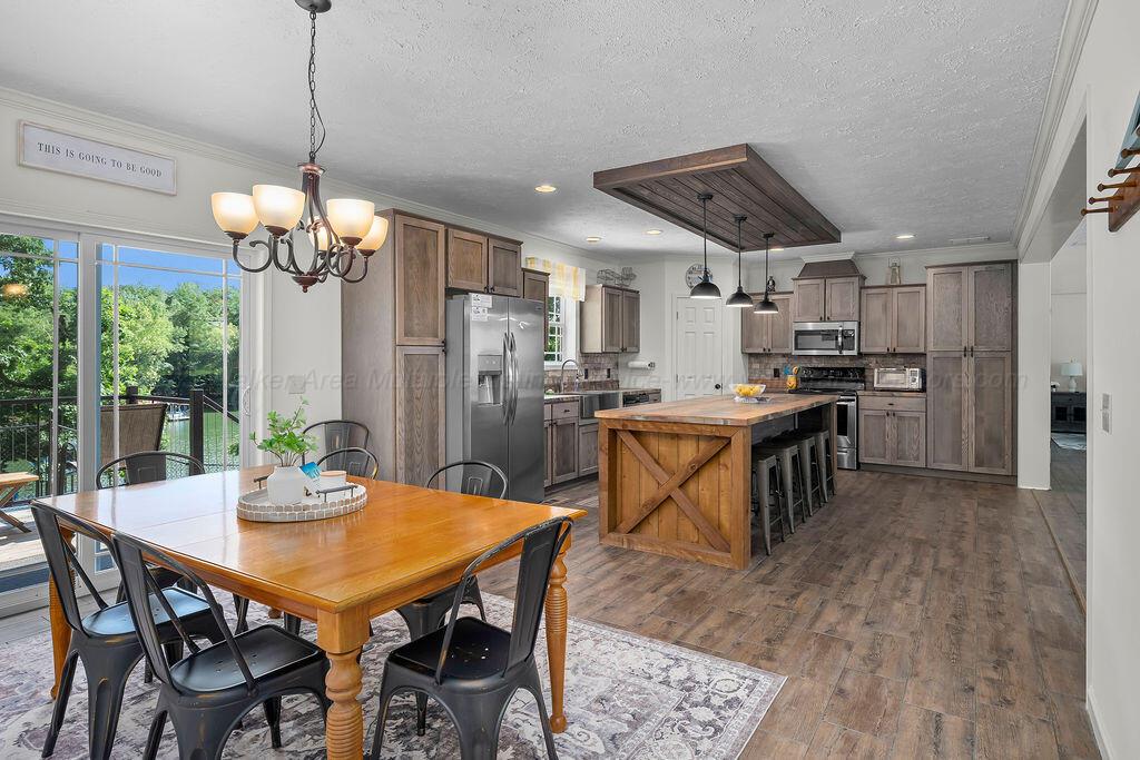 940 E LAKESHORE Dr