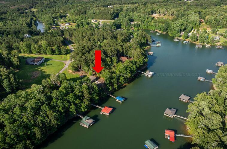 940 E LAKESHORE Dr