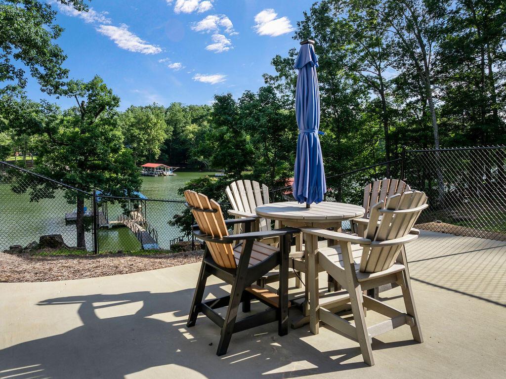 940 E LAKESHORE Dr