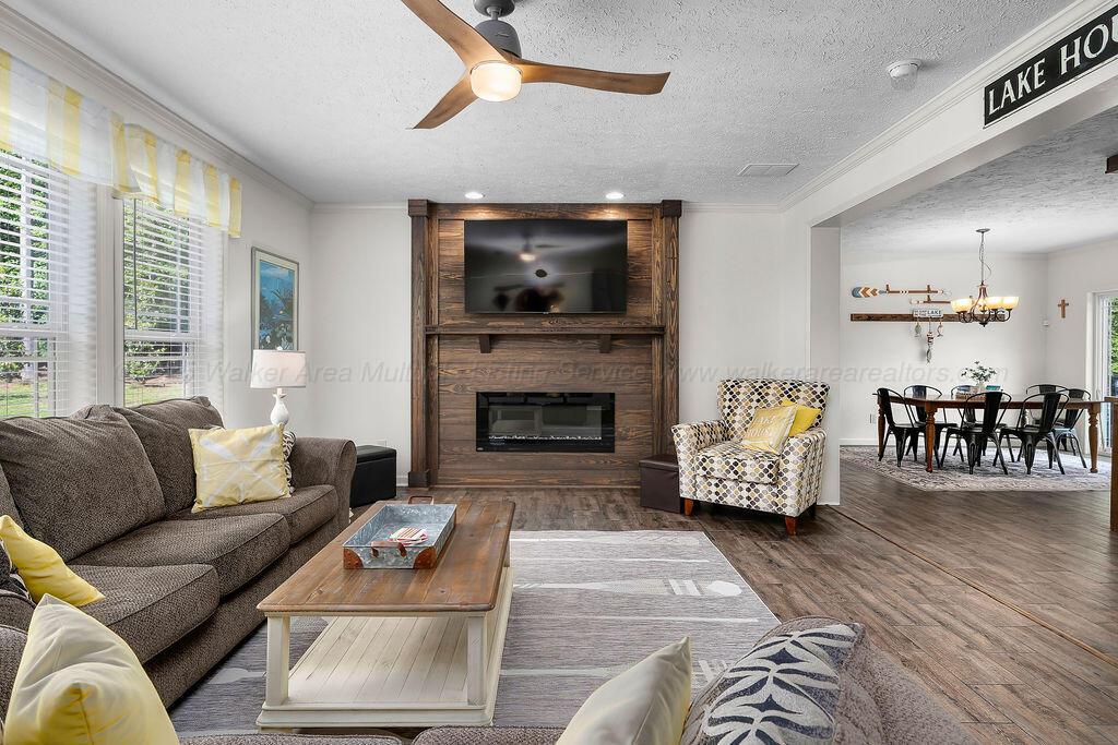 940 E LAKESHORE Dr