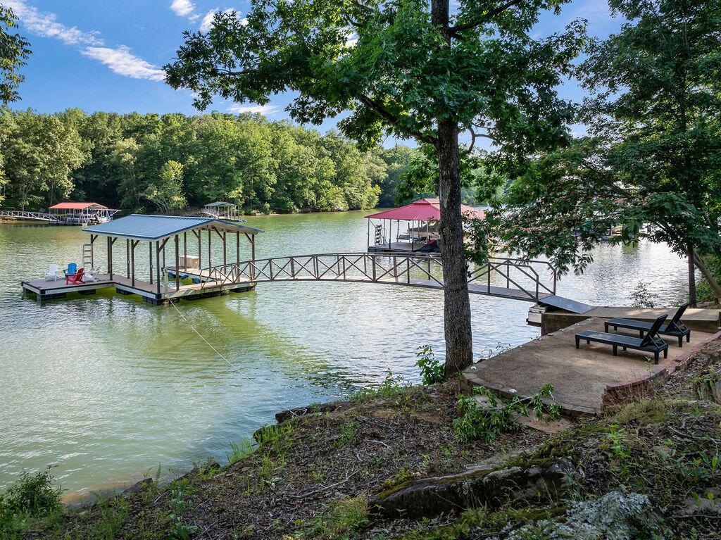 940 E LAKESHORE Dr