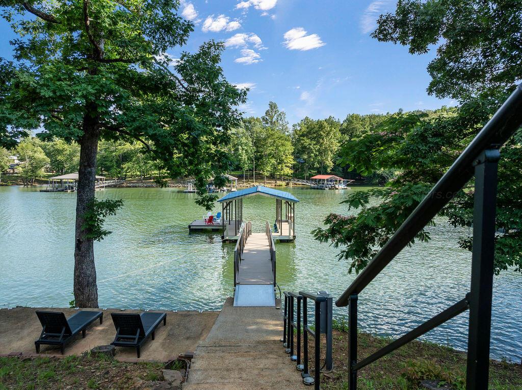 940 E LAKESHORE Dr