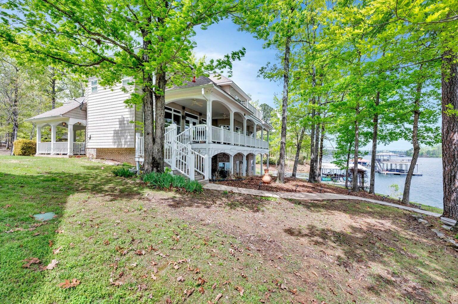 187 S POINTE Dr