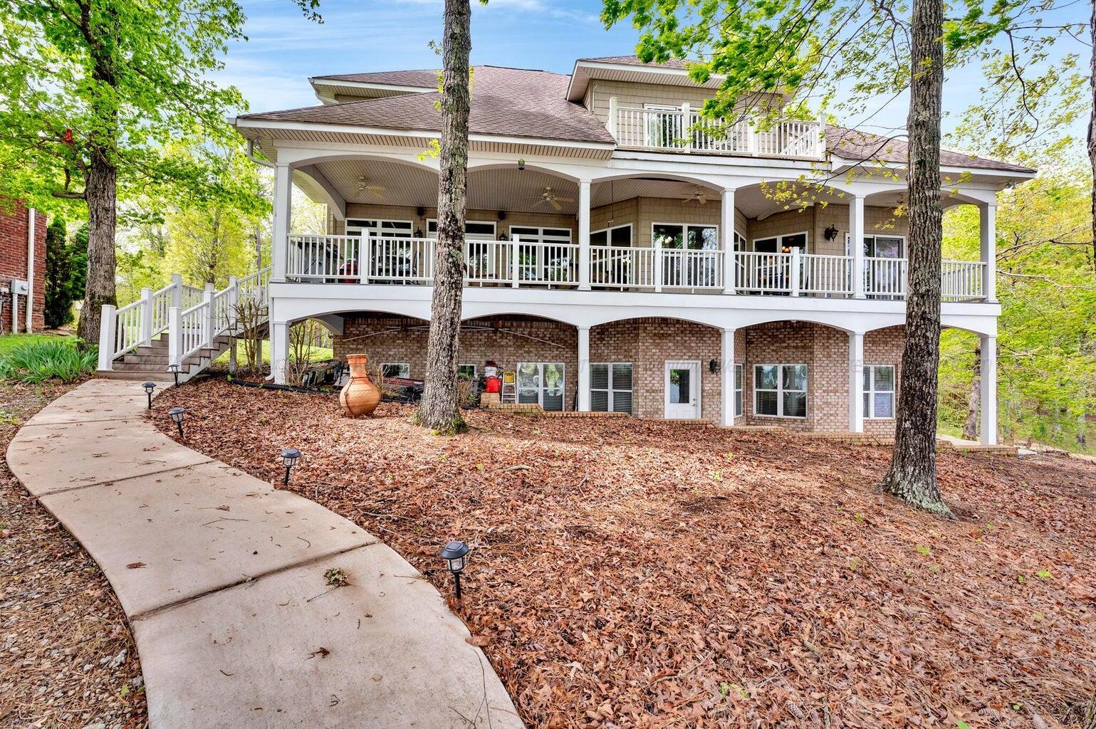 187 S POINTE Dr