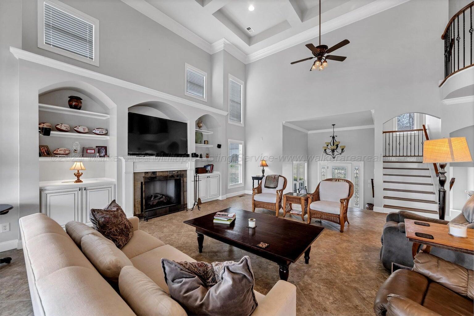 187 S POINTE Dr