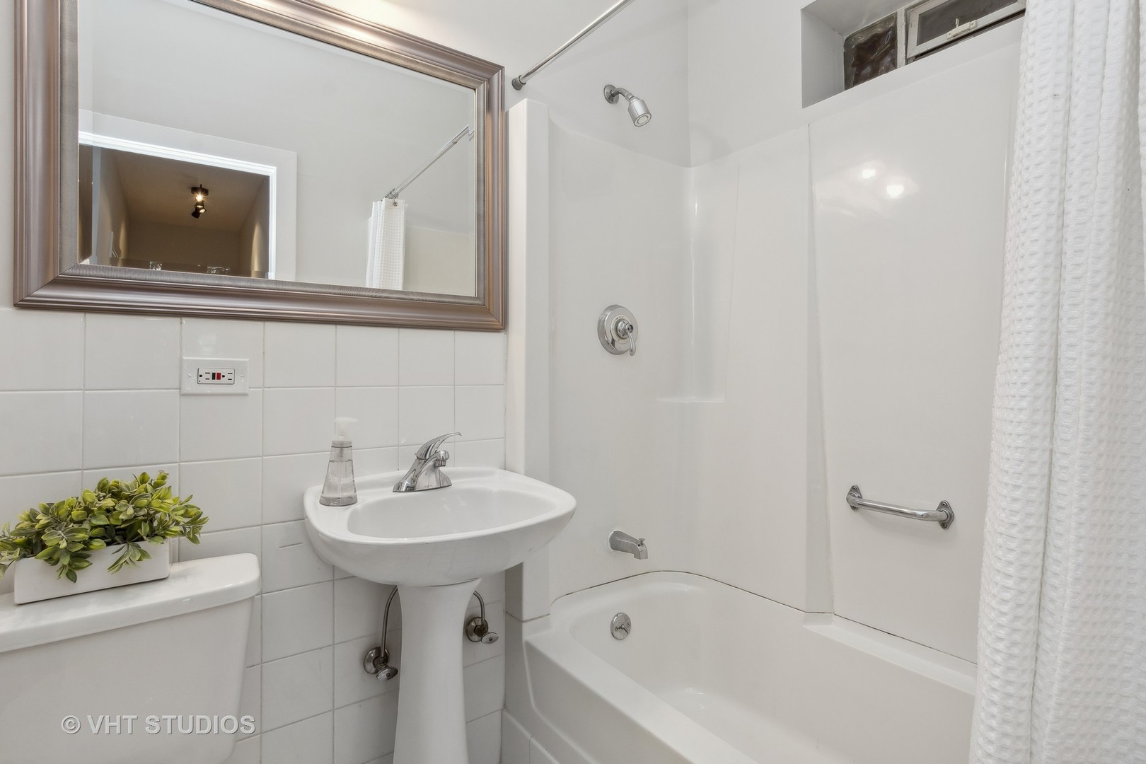 7029 N SHERIDAN Road Unit: 3