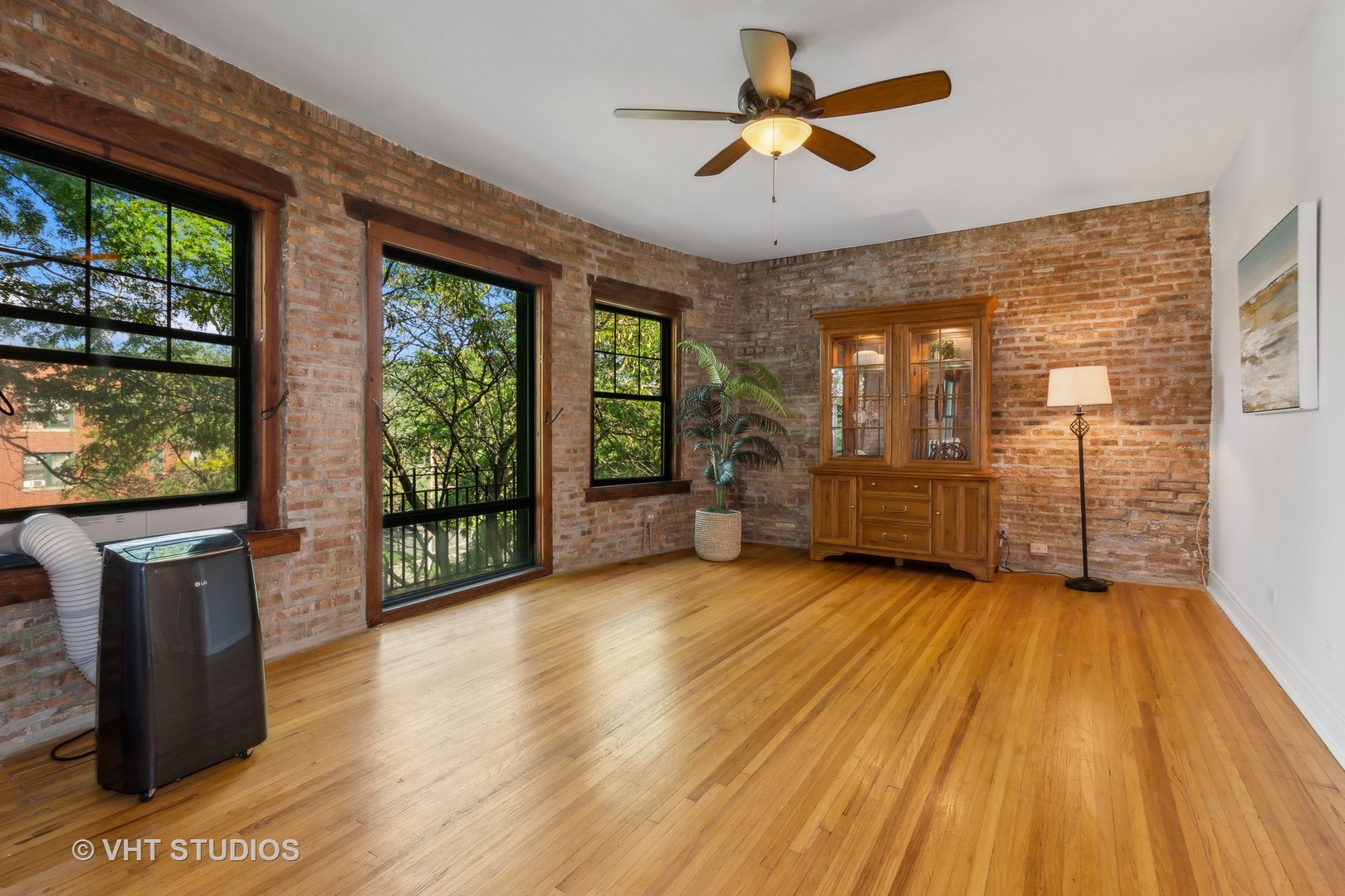 7029 N SHERIDAN Road Unit: 3