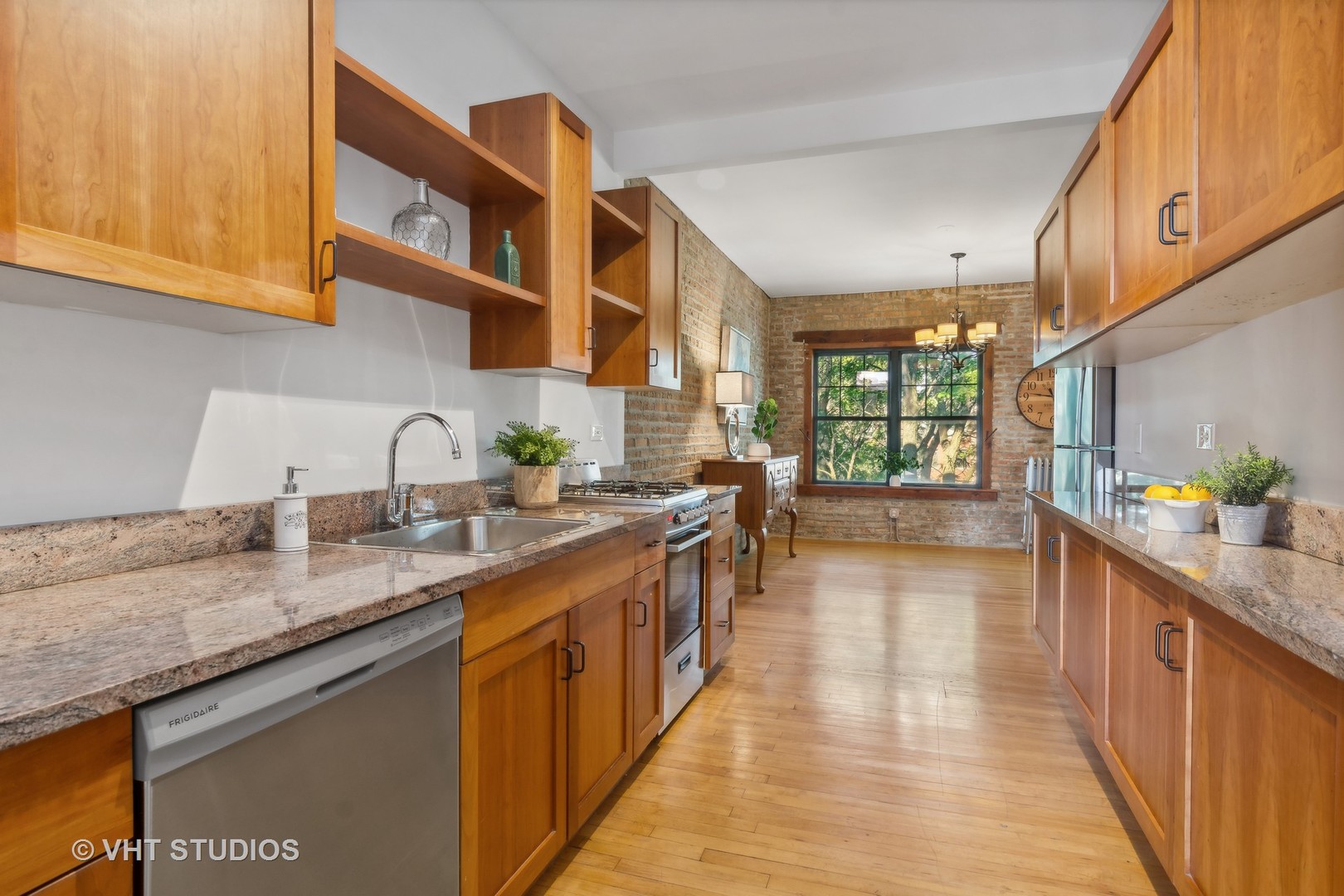 7029 N SHERIDAN Road Unit: 3