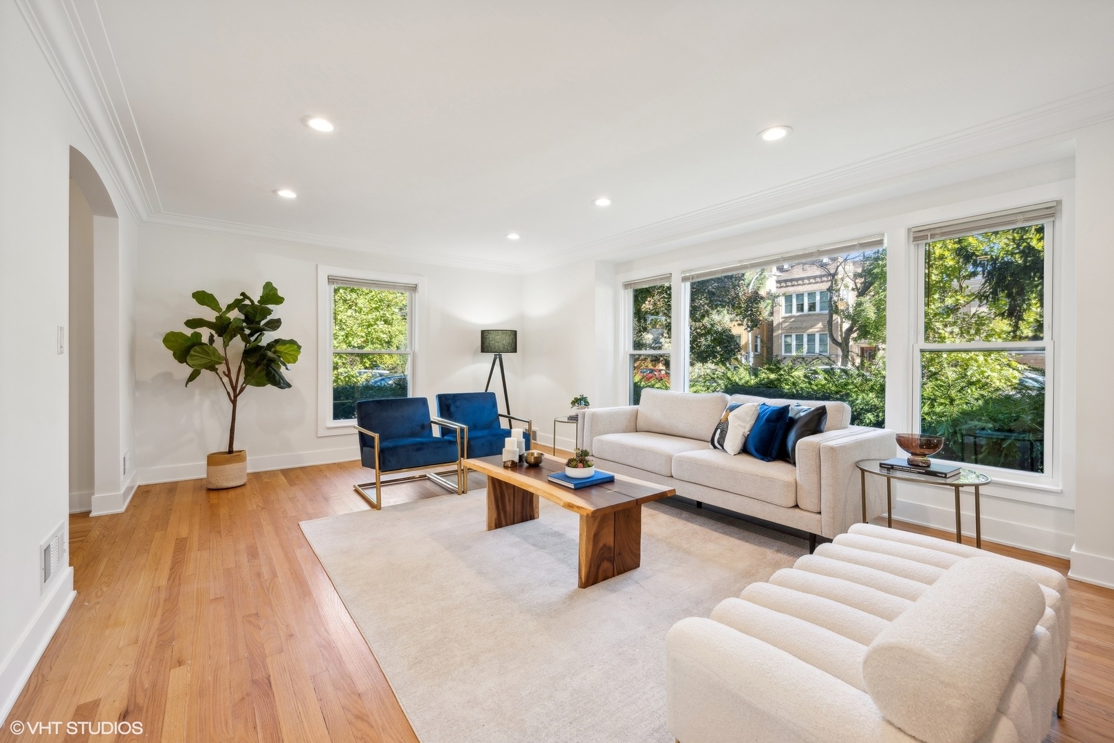 2939 W Ardmore Avenue