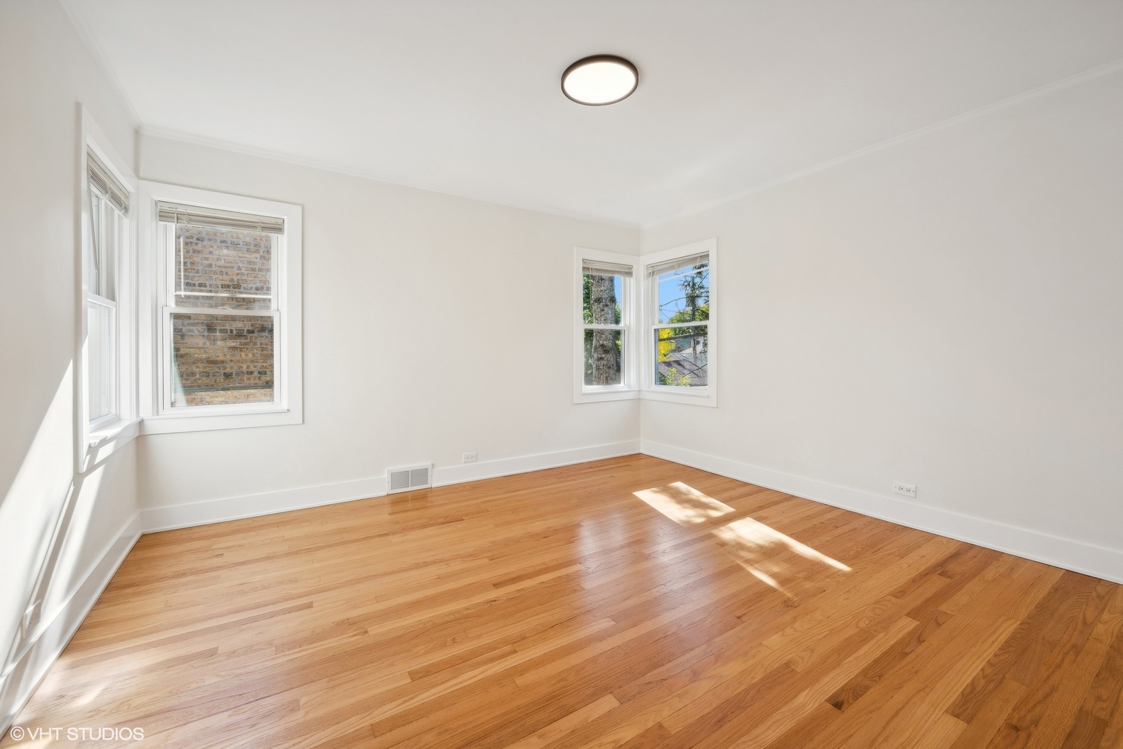 2939 W Ardmore Avenue