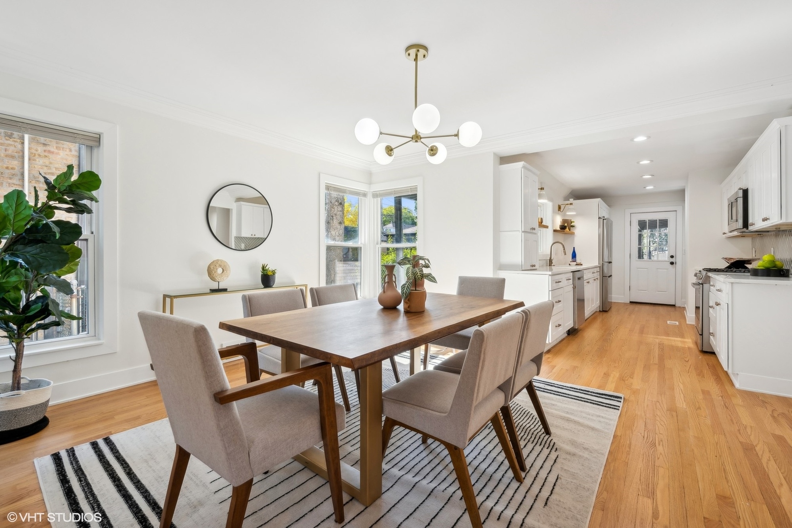 2939 W Ardmore Avenue