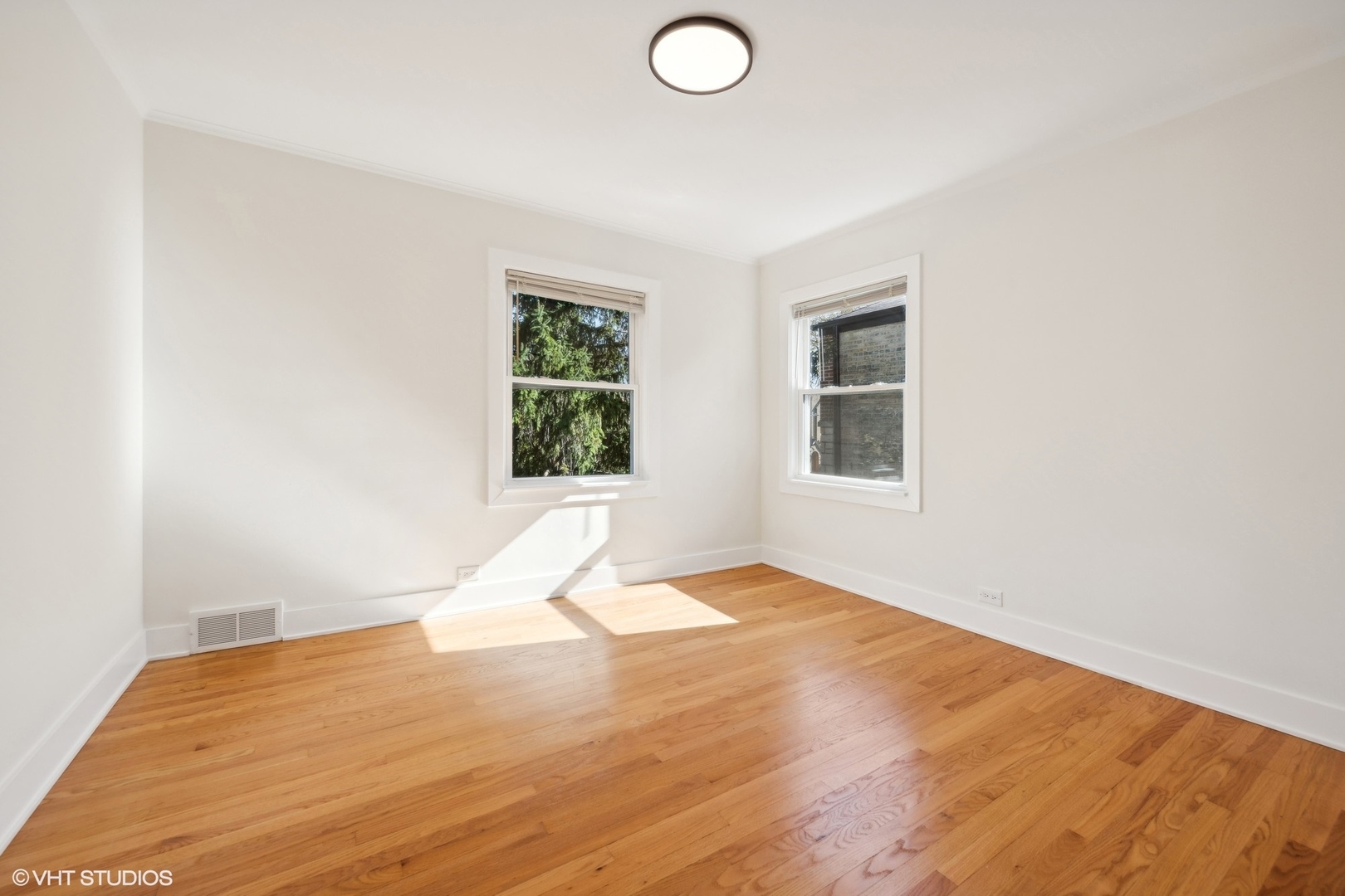 2939 W Ardmore Avenue