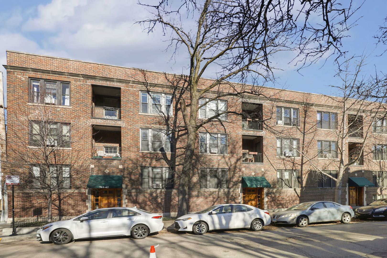 738 W Wrightwood Avenue Unit: 3