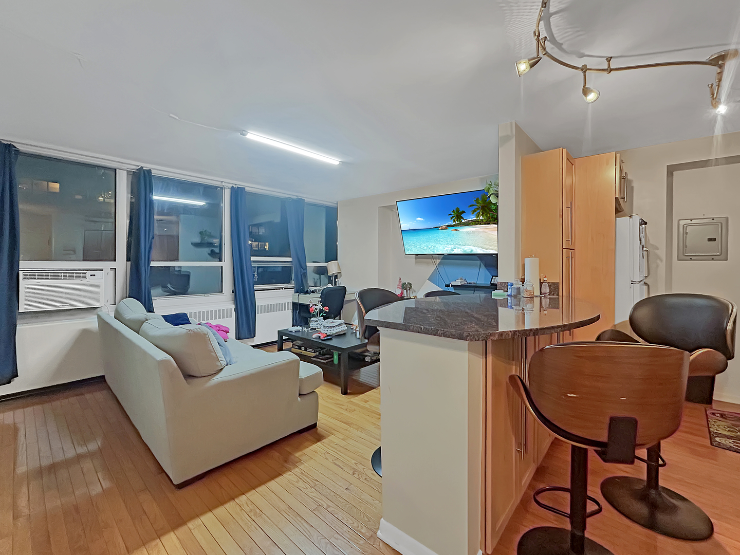 3950 N LAKE SHORE Drive Unit: 922