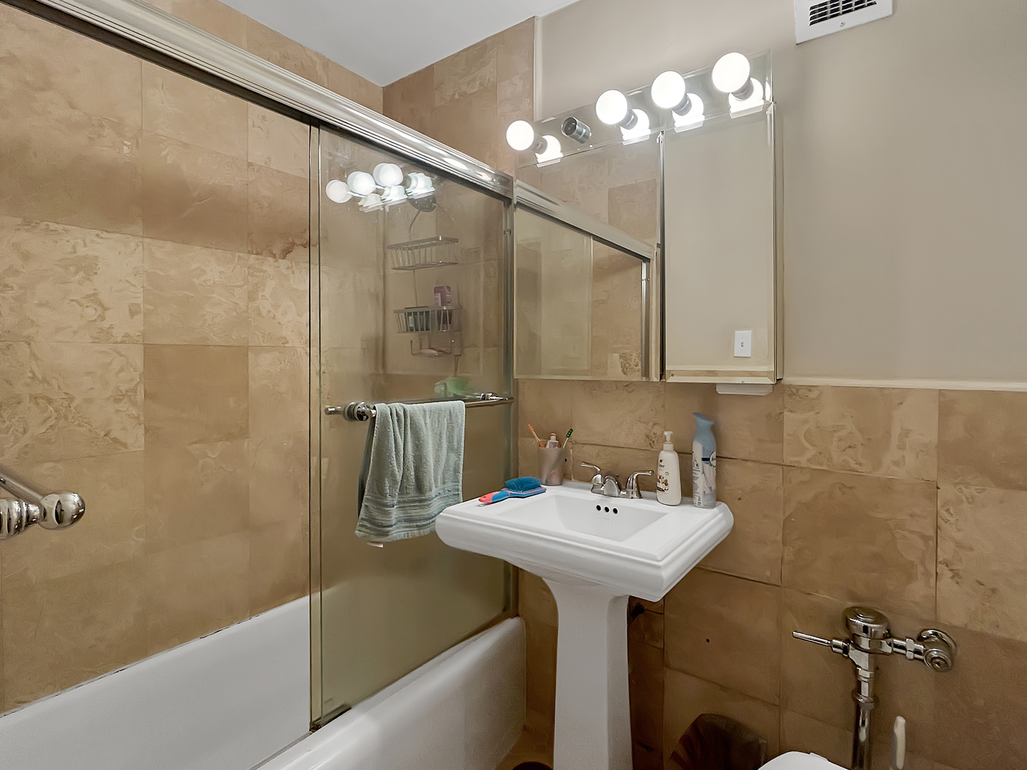 3950 N LAKE SHORE Drive Unit: 922