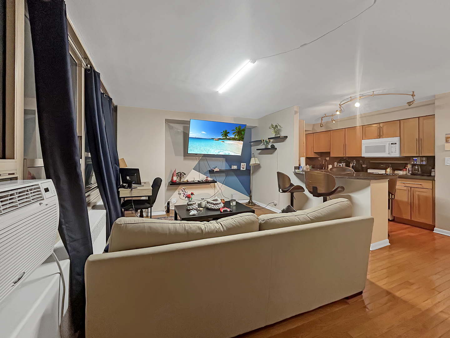 3950 N LAKE SHORE Drive Unit: 922