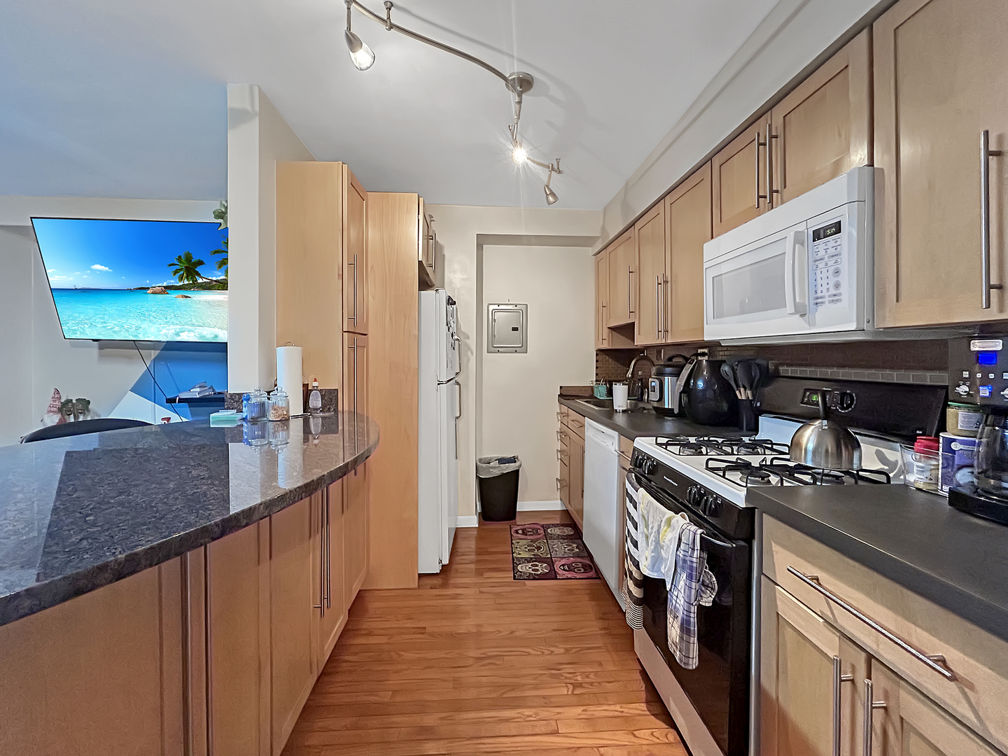 3950 N LAKE SHORE Drive Unit: 922