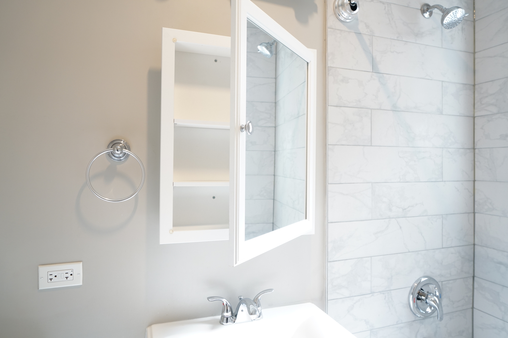 2957 N Avers Avenue Unit: 2F