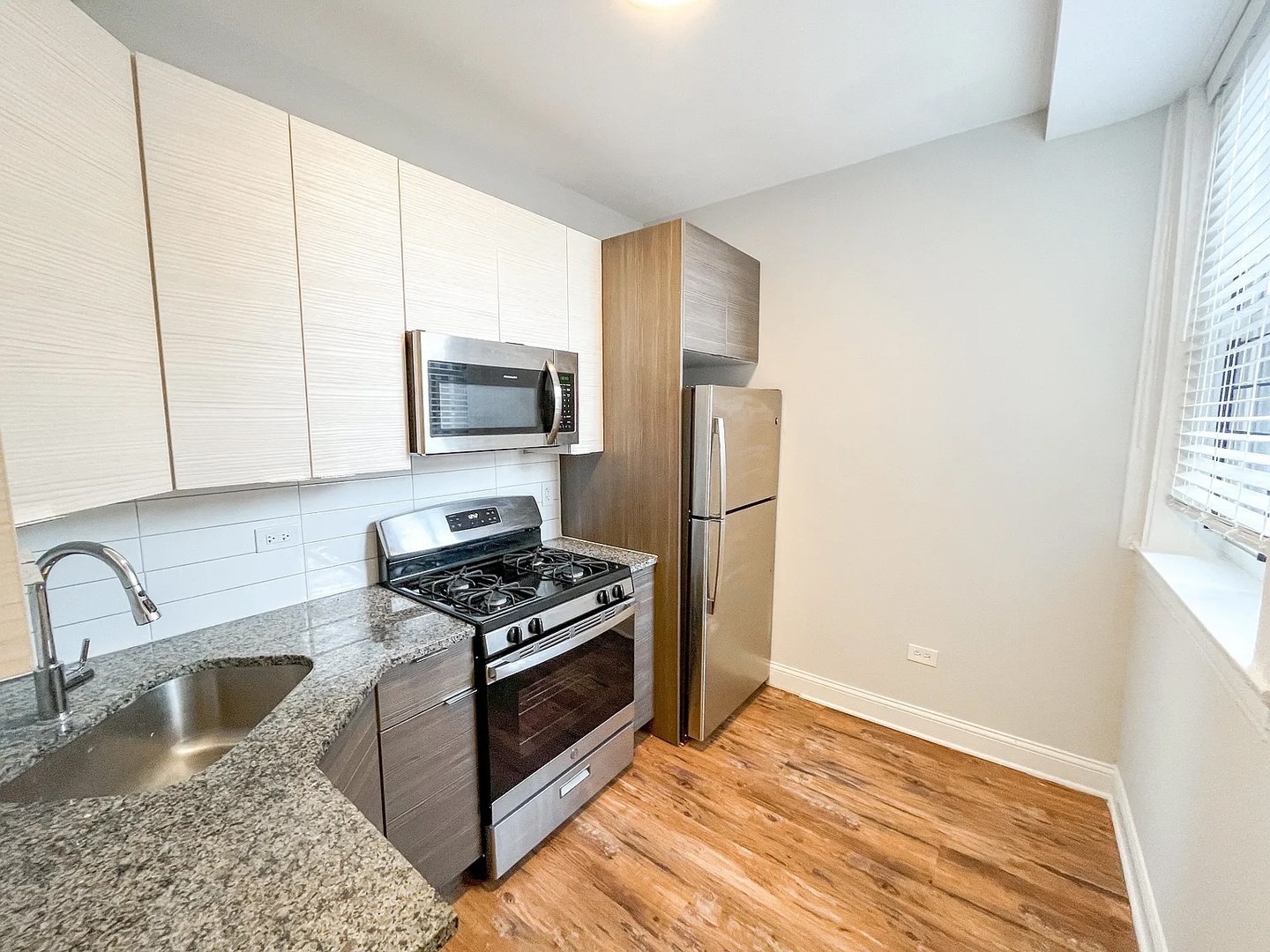 3321 N Karlov Avenue Unit: 2W