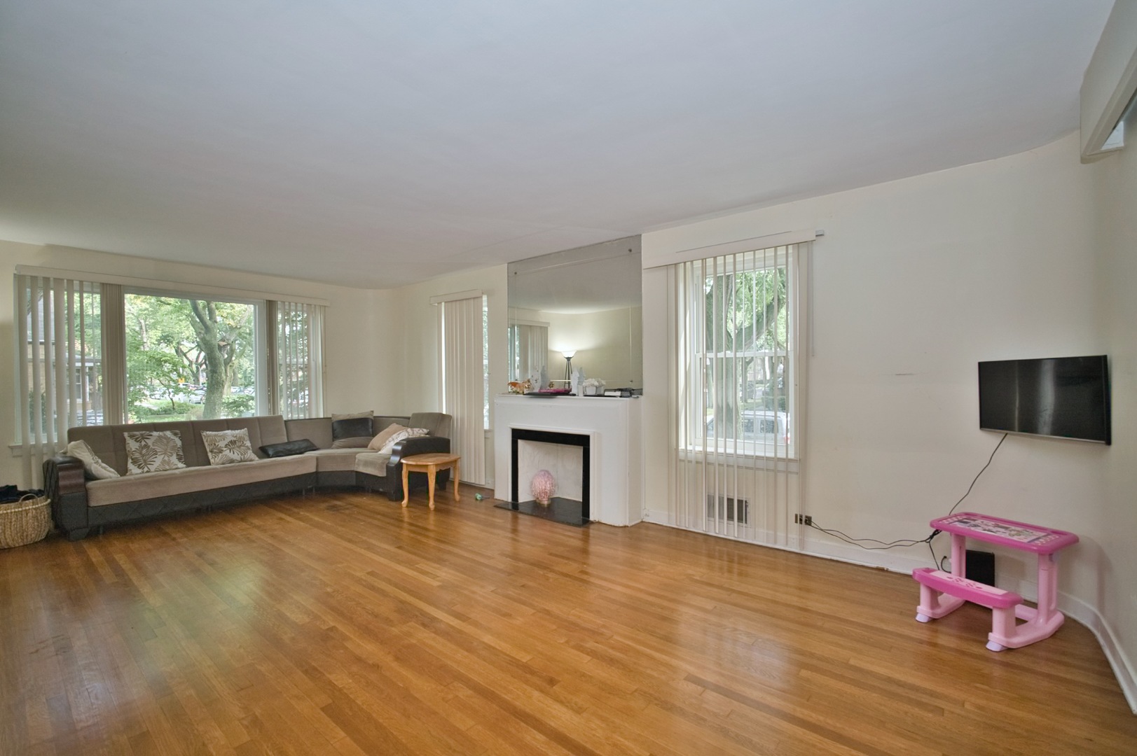 2535 W Glenlake Avenue