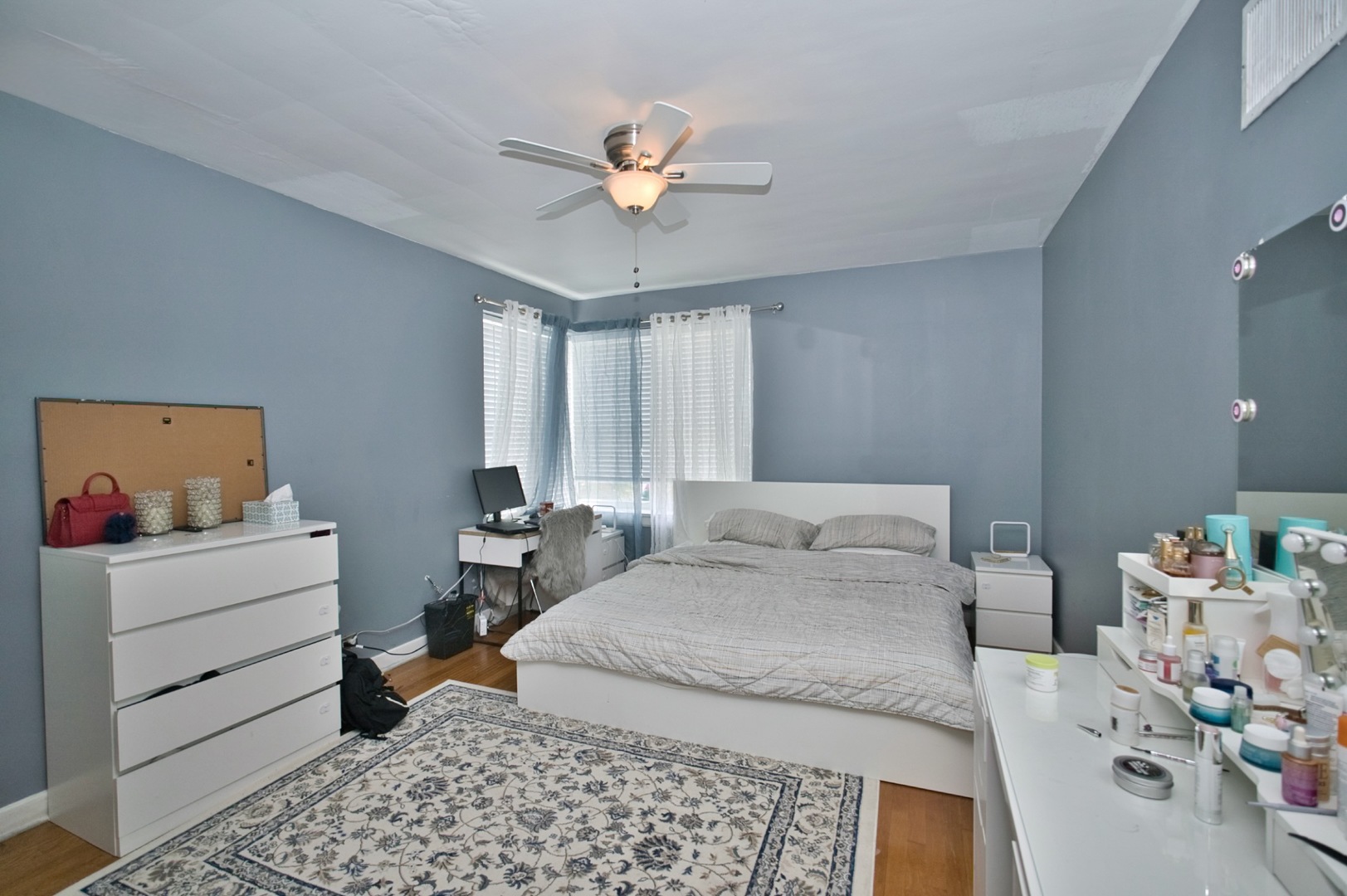 2535 W Glenlake Avenue