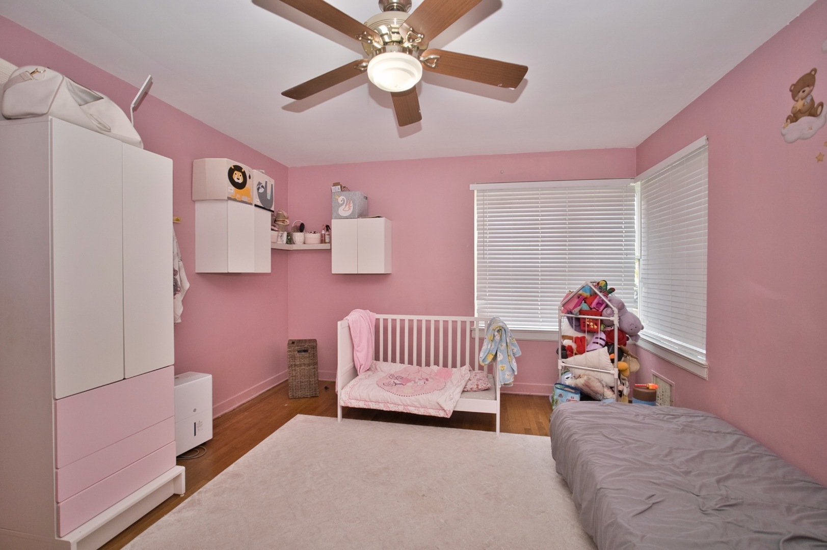 2535 W Glenlake Avenue