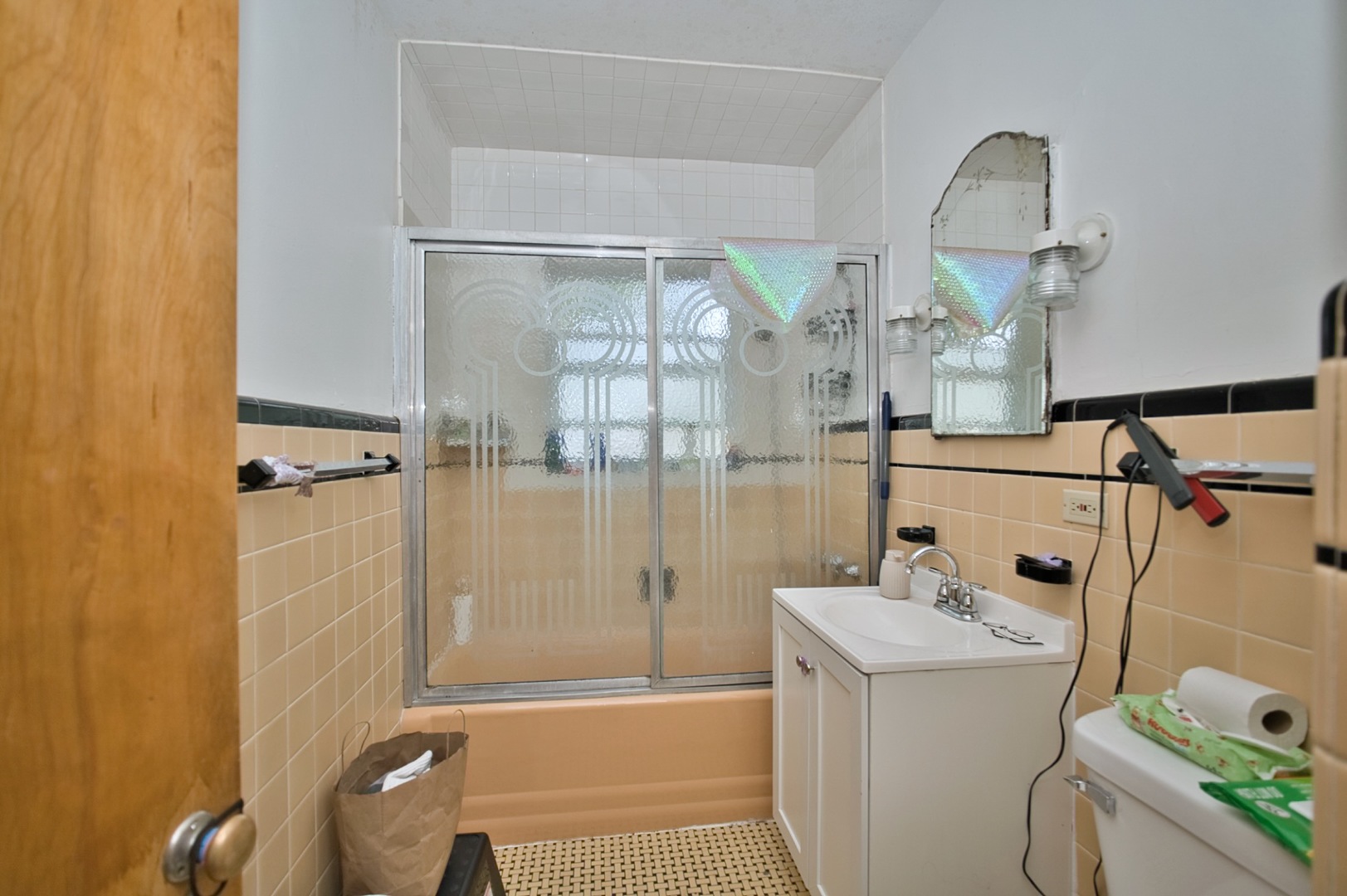 2535 W Glenlake Avenue