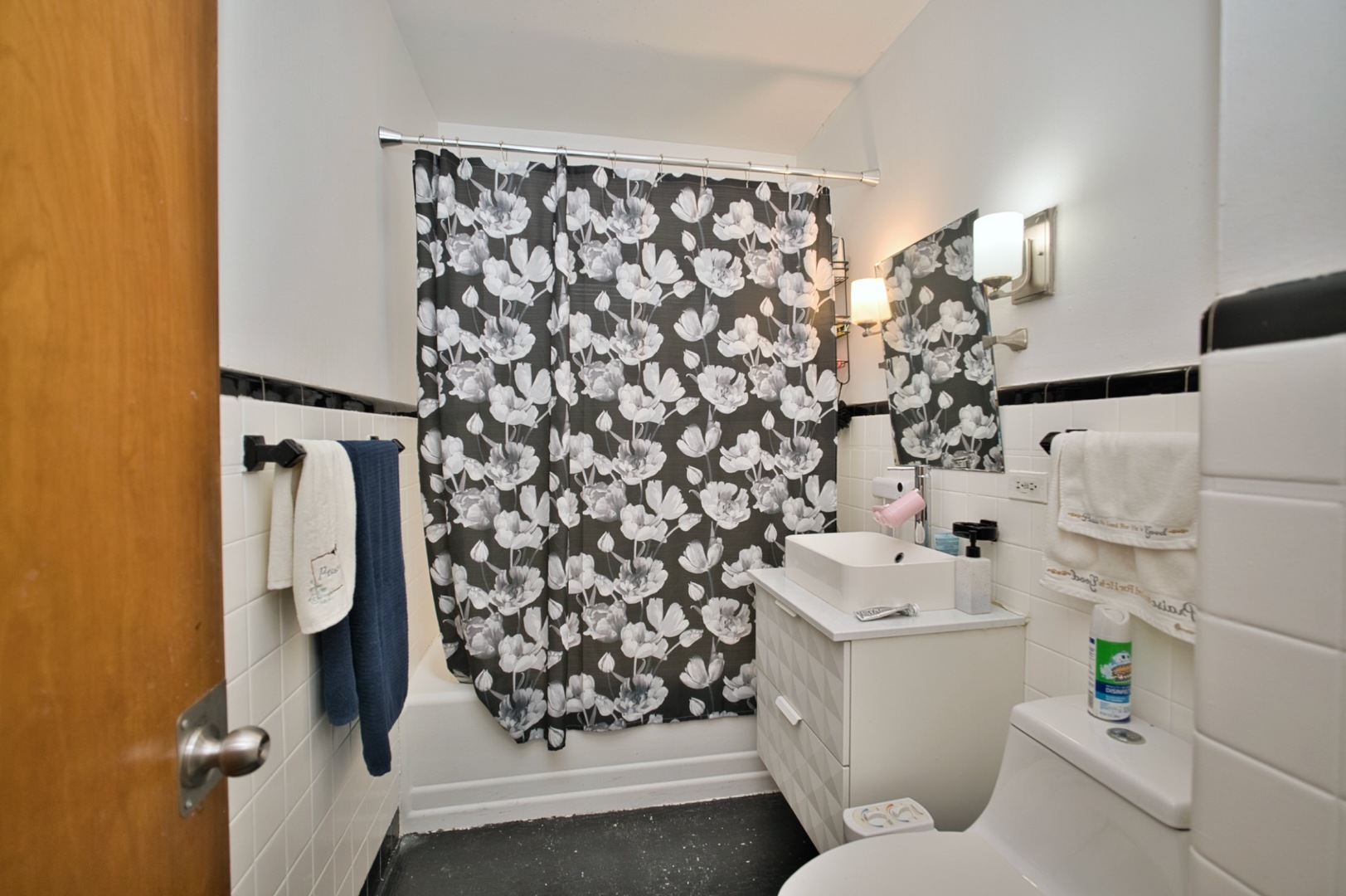 2535 W Glenlake Avenue