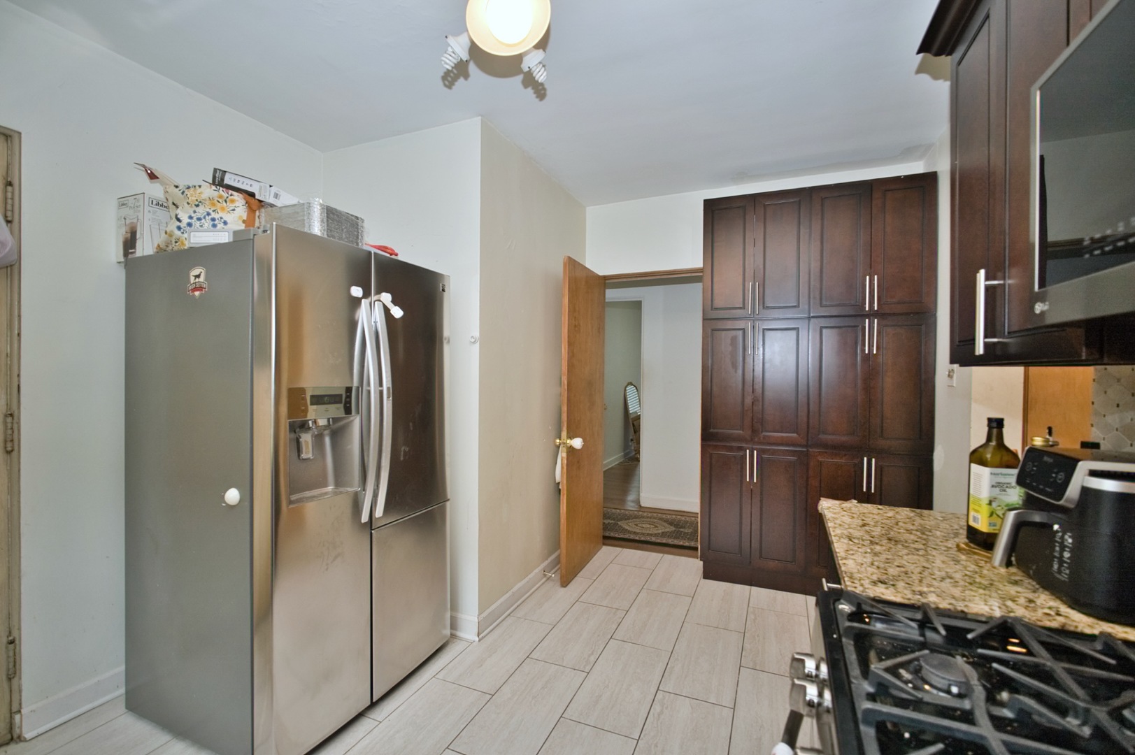 2535 W Glenlake Avenue