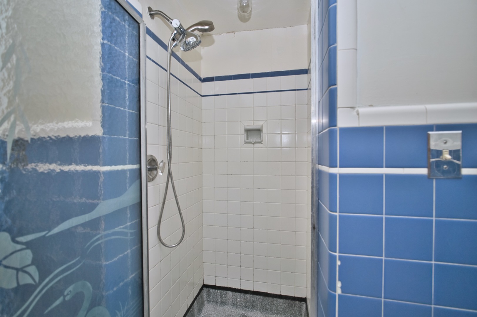 2535 W Glenlake Avenue