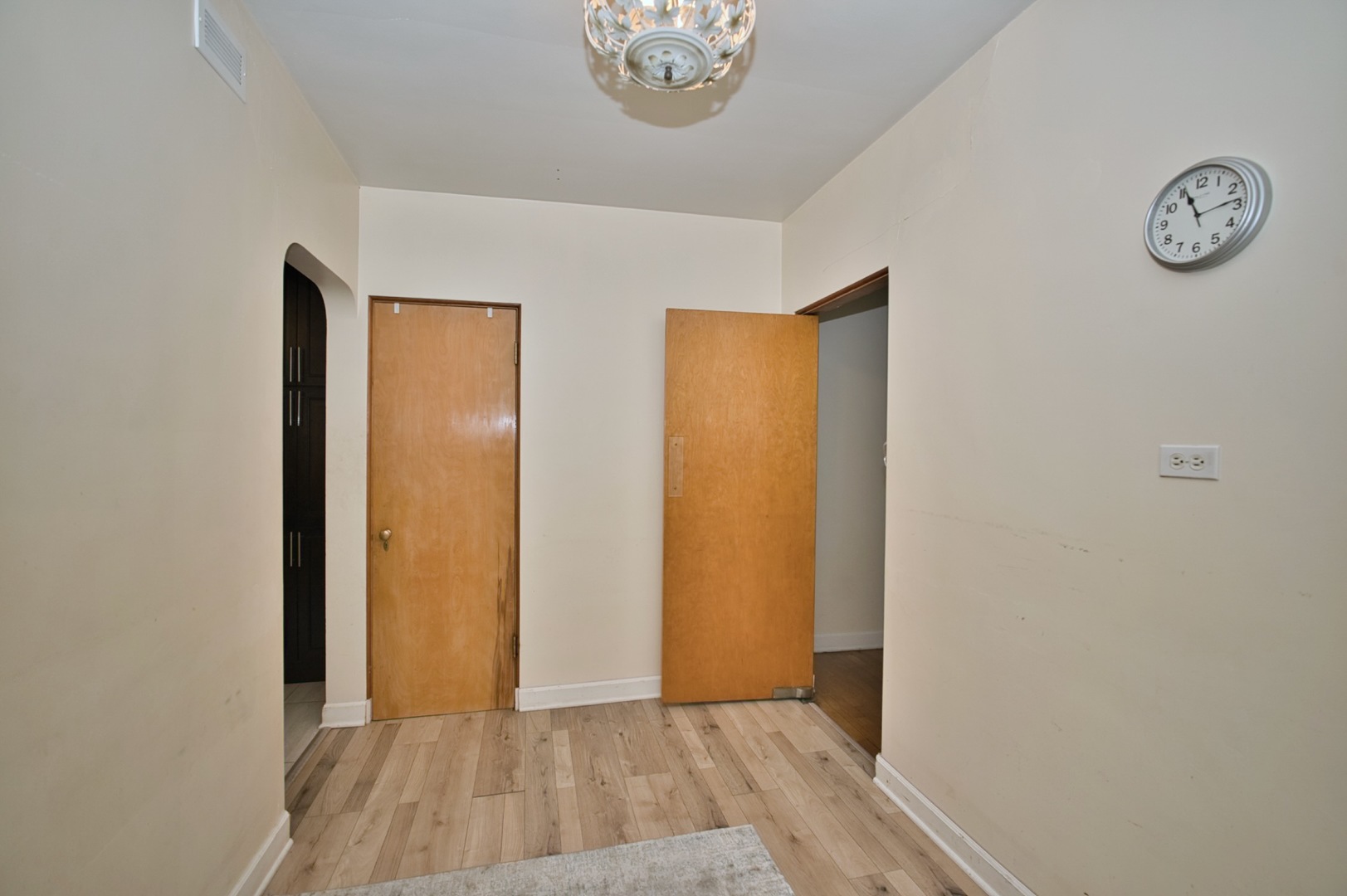 2535 W Glenlake Avenue