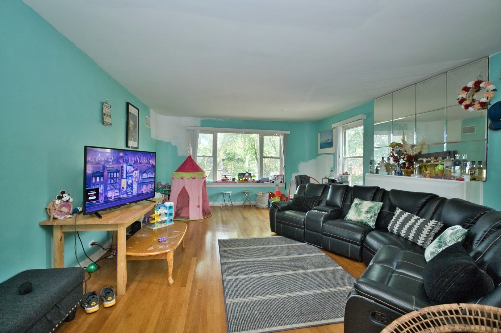 2535 W Glenlake Avenue