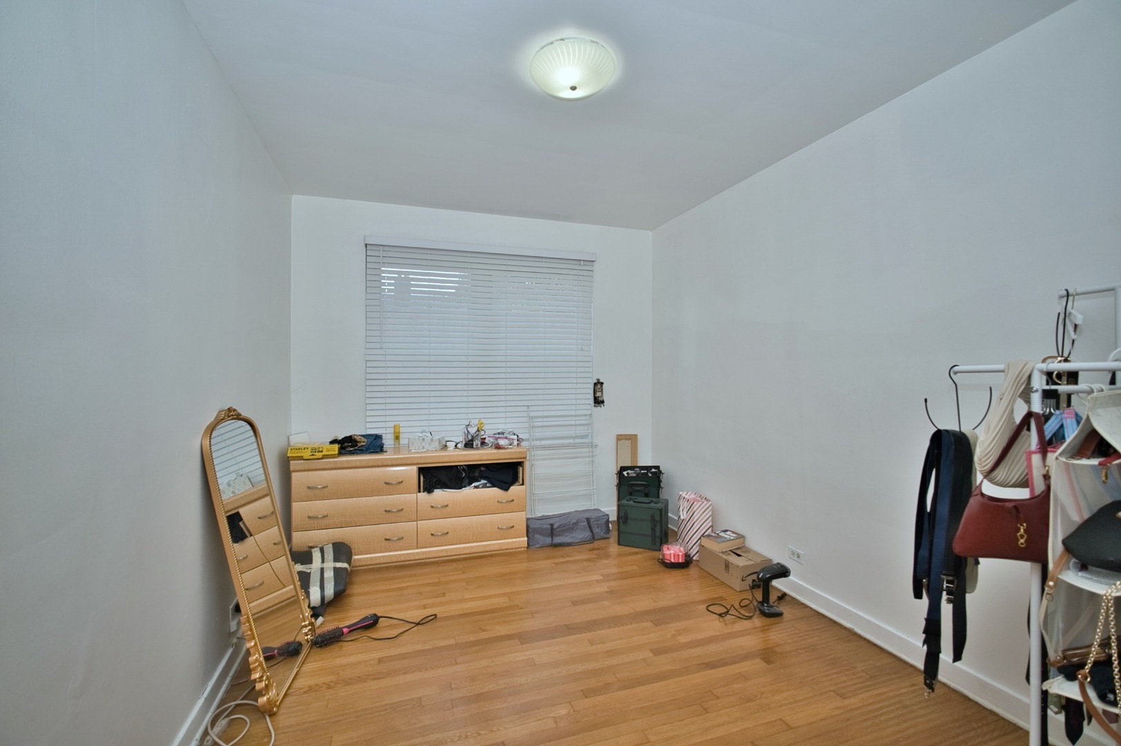 2535 W Glenlake Avenue