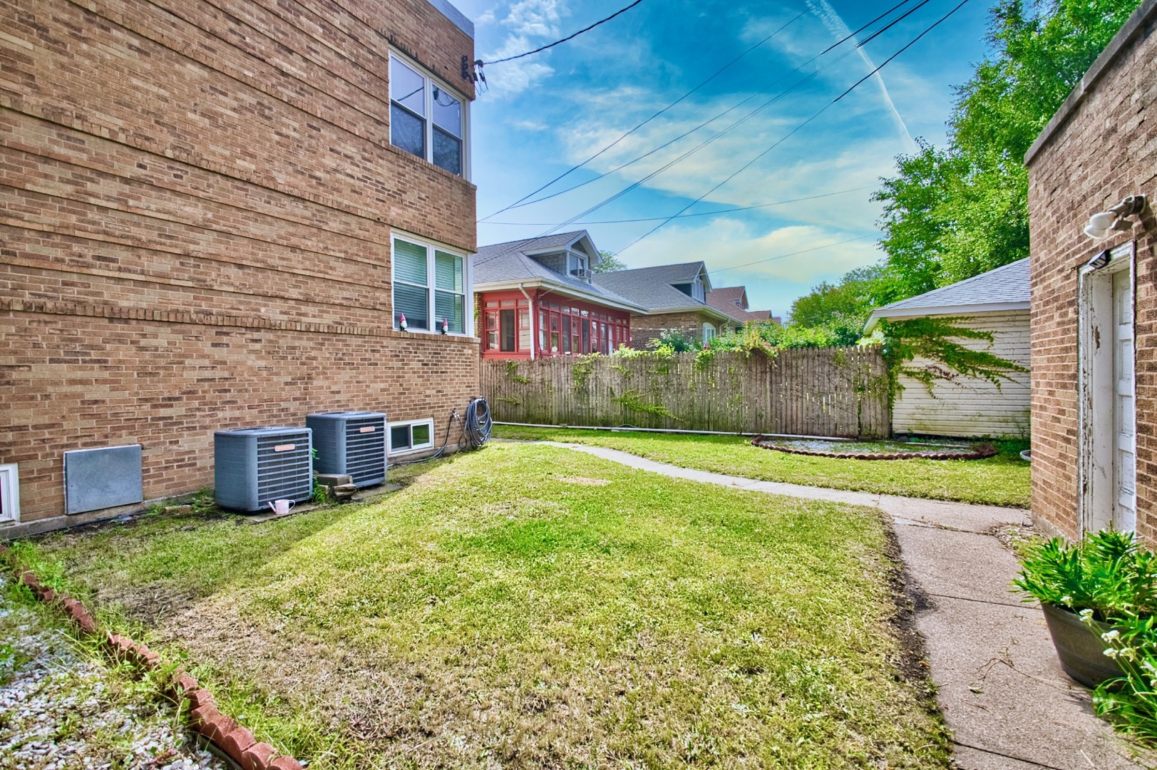 2535 W Glenlake Avenue