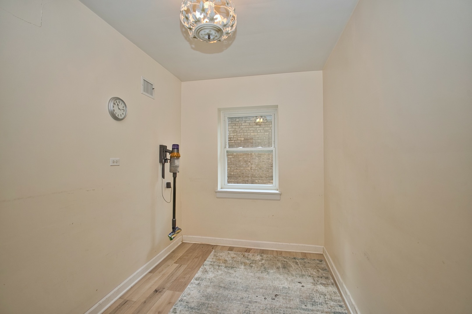 2535 W Glenlake Avenue