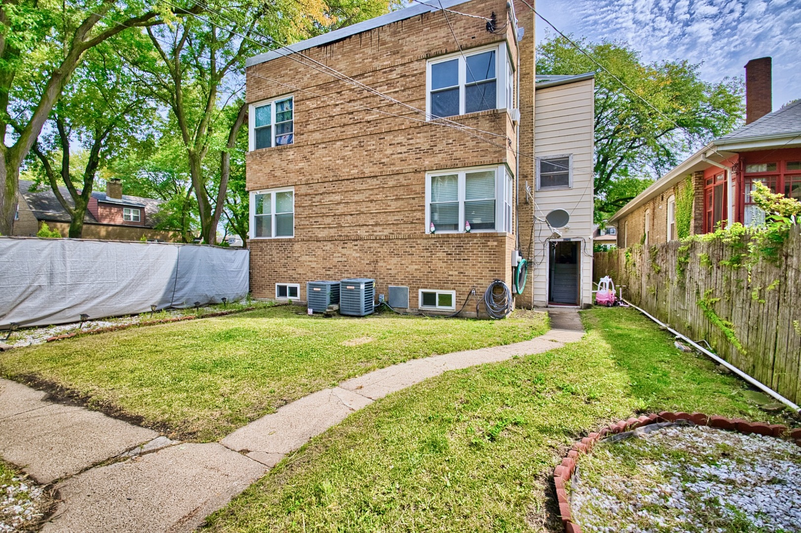 2535 W Glenlake Avenue