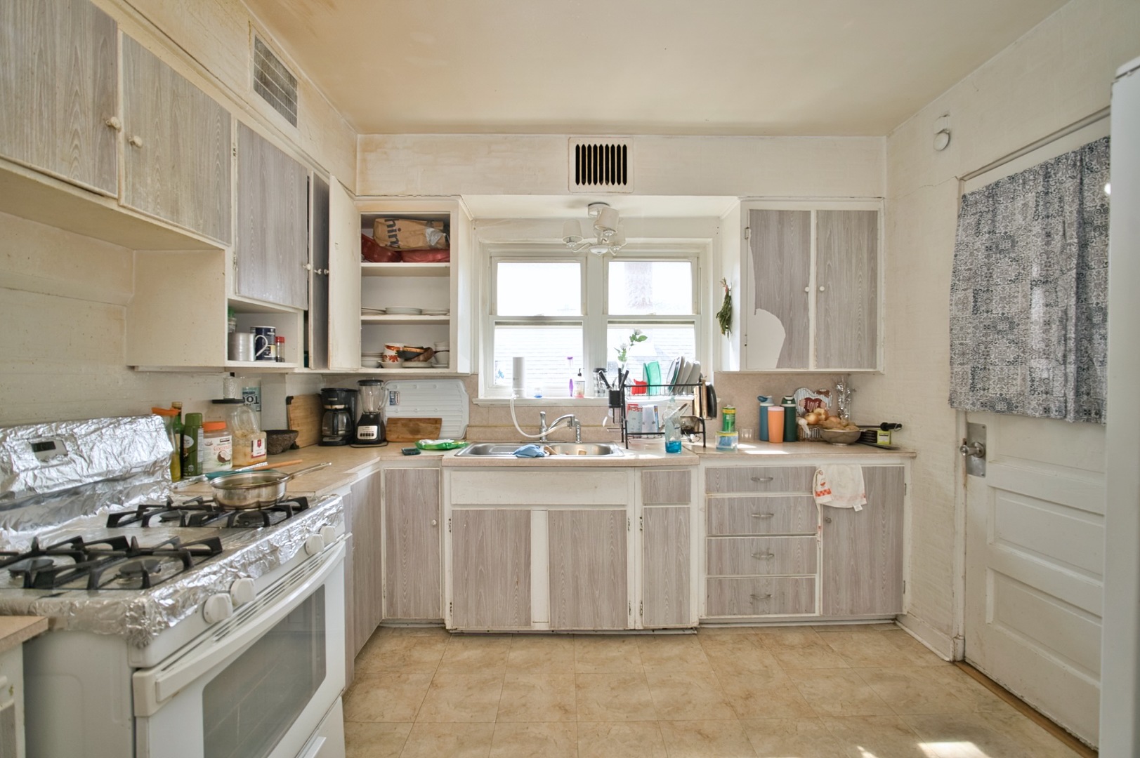 2535 W Glenlake Avenue