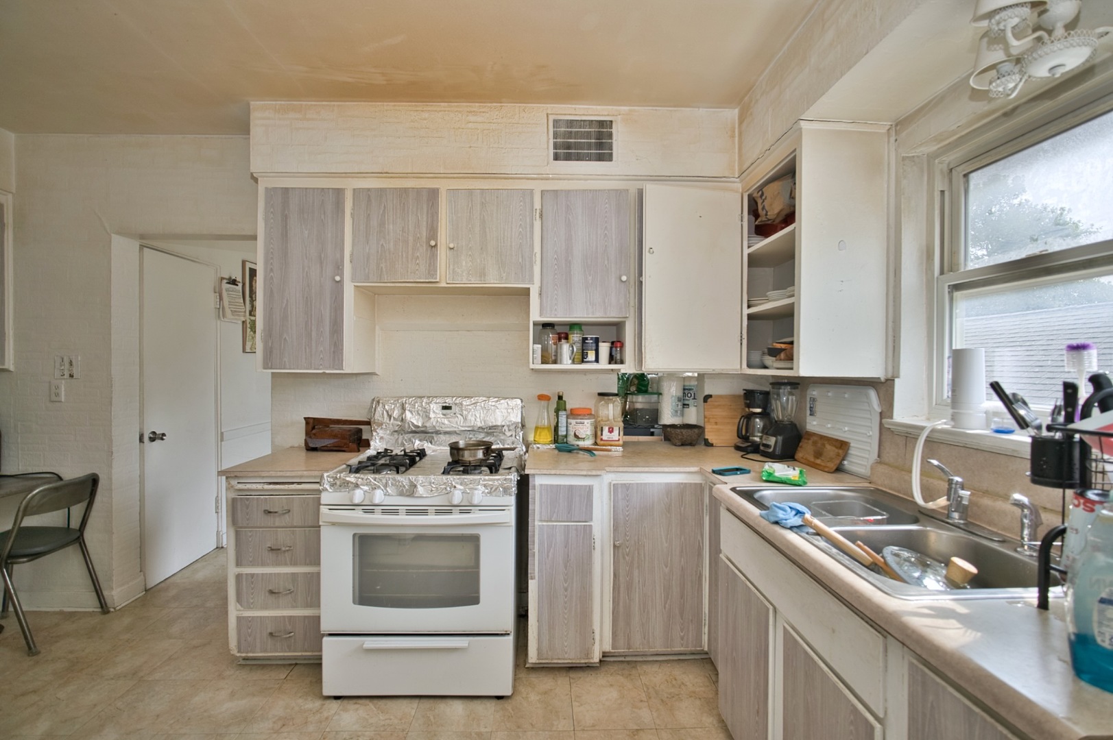 2535 W Glenlake Avenue