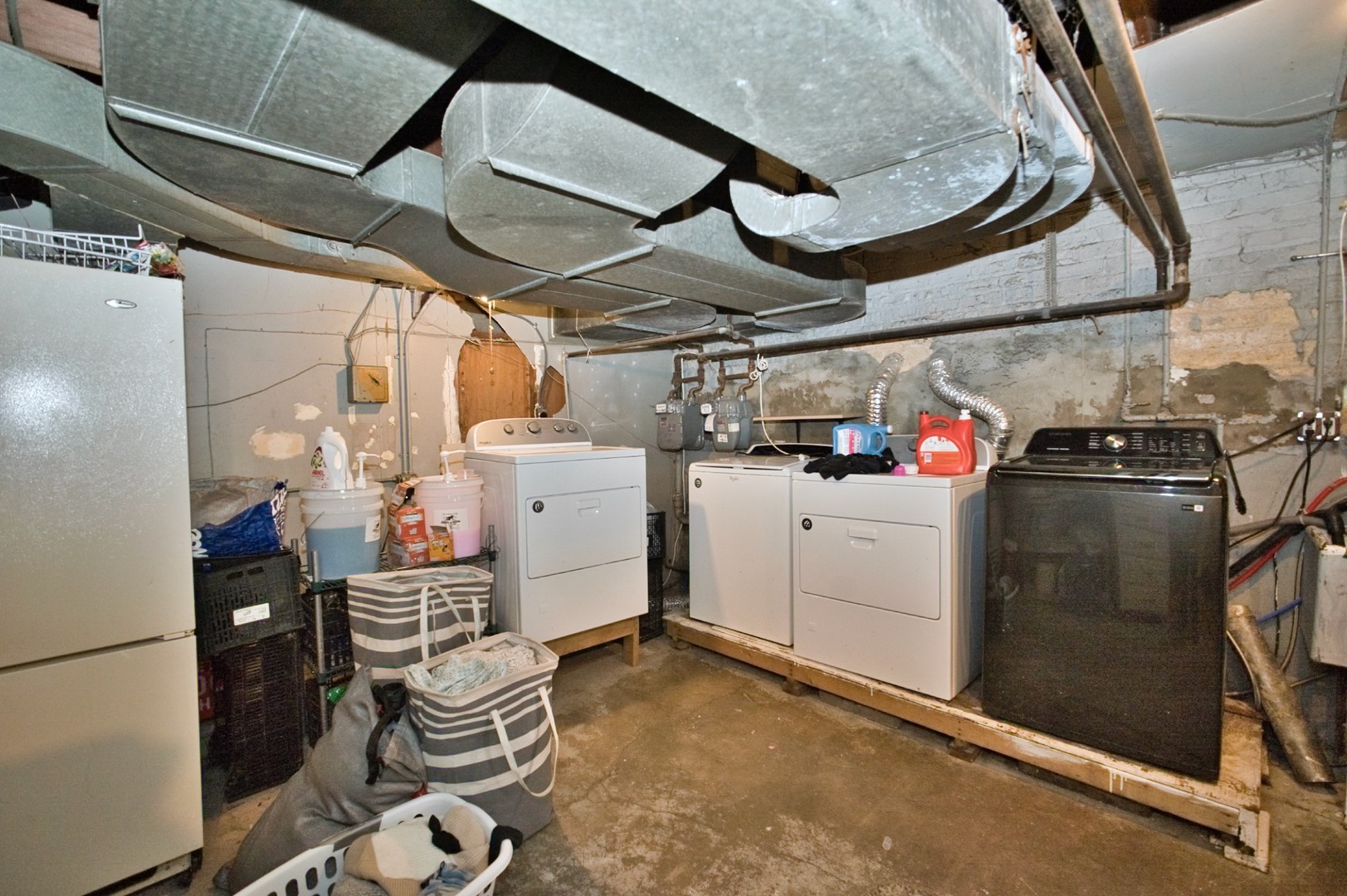 2535 W Glenlake Avenue