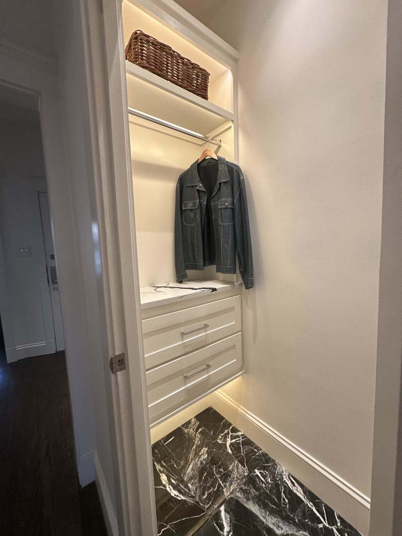 1433 W Rosemont Avenue Unit: 2W