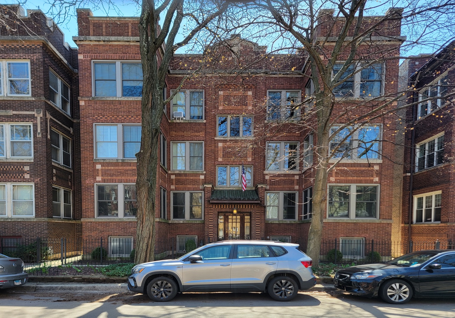 1433 W Rosemont Avenue Unit: 2W