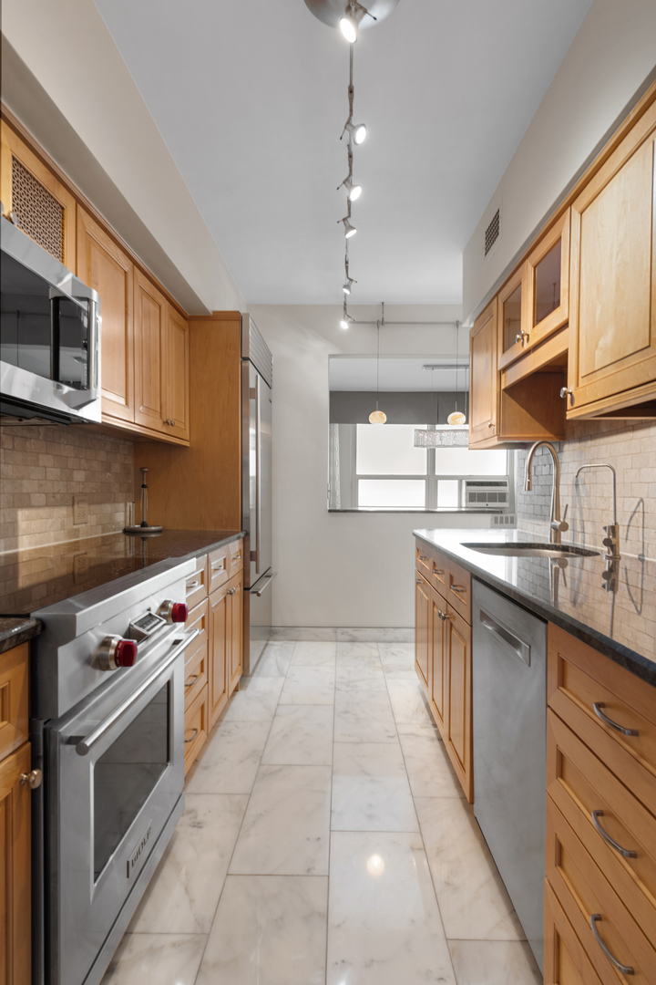 3180 N Lake Shore Drive Unit: 17F