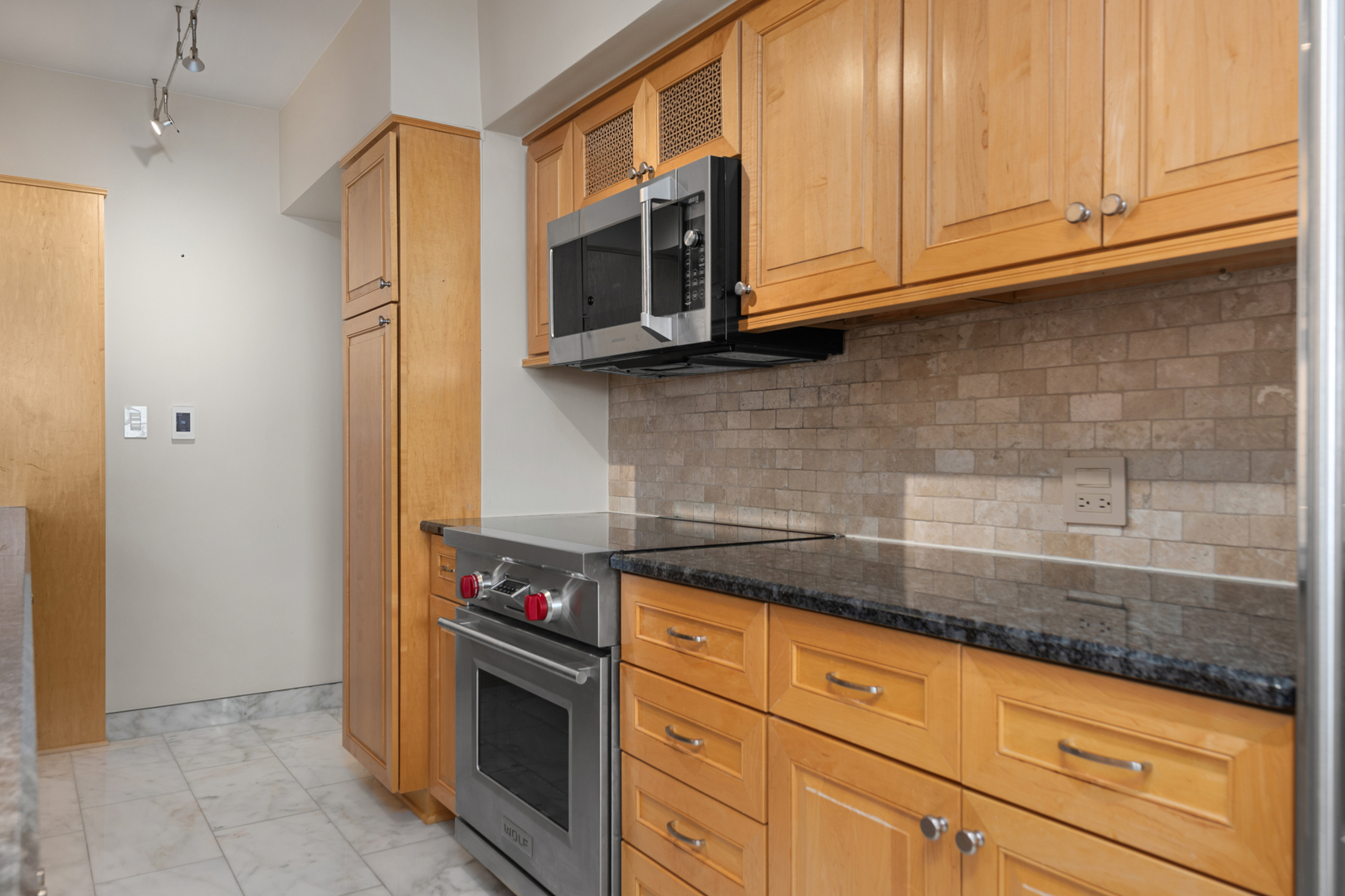 3180 N Lake Shore Drive Unit: 17F