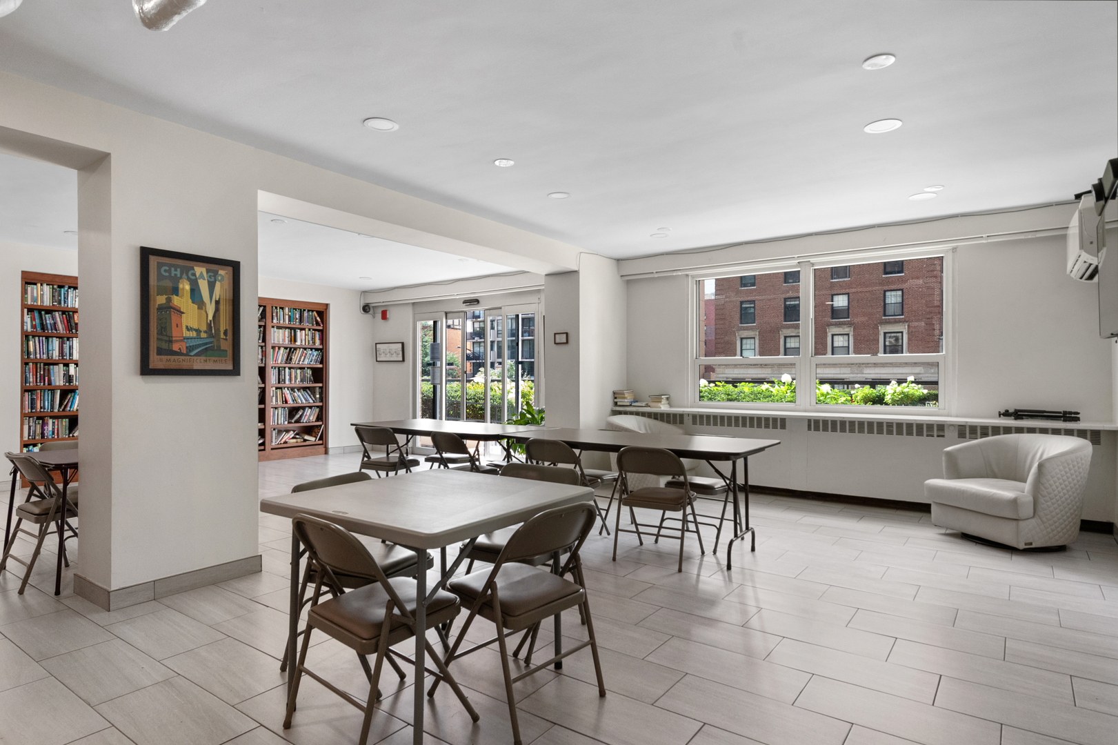3180 N Lake Shore Drive Unit: 17F