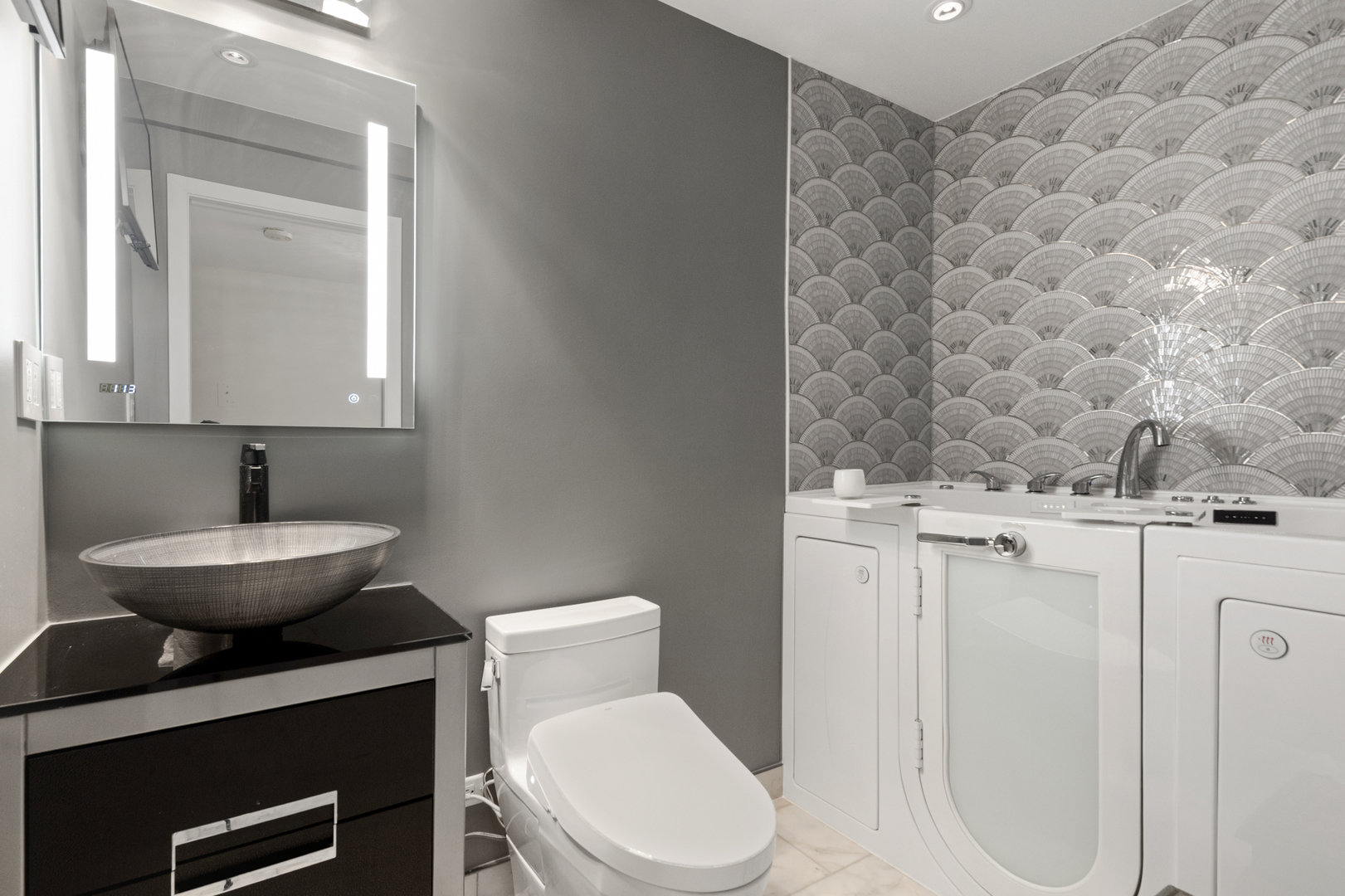 3180 N Lake Shore Drive Unit: 17F