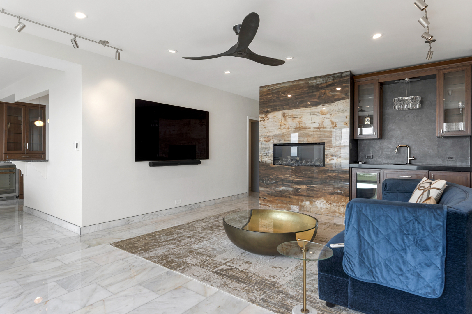 3180 N Lake Shore Drive Unit: 17F