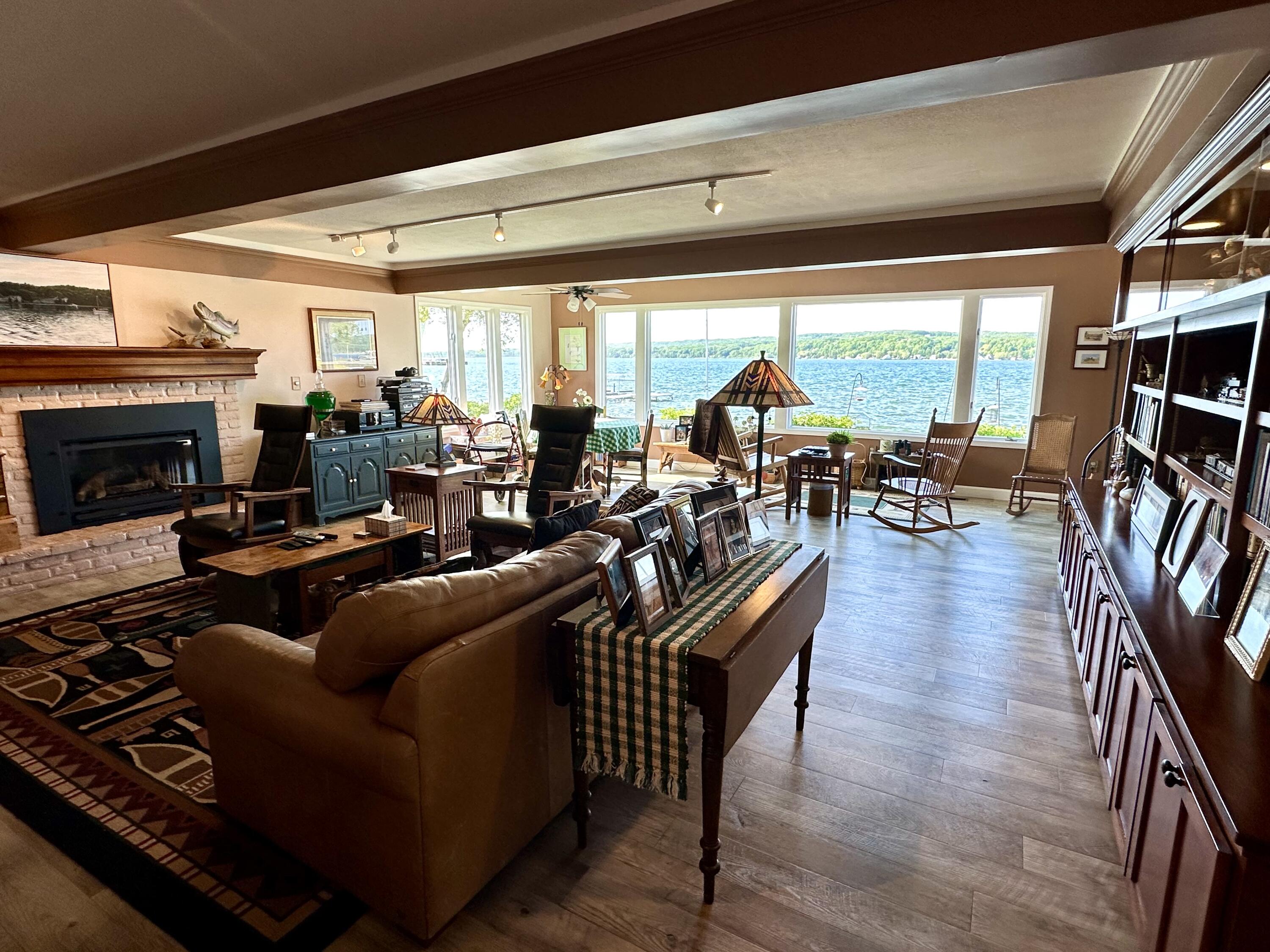 4554 Crescent Beach