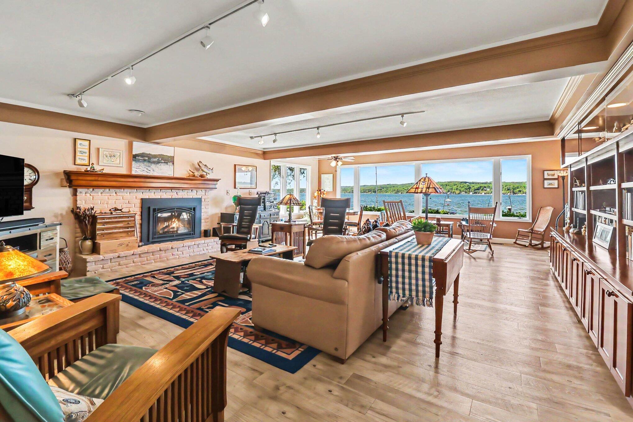 4554 Crescent Beach