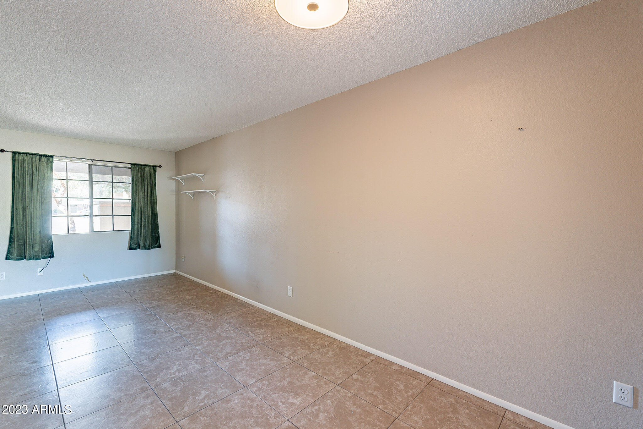 1422 W LA JOLLA Drive